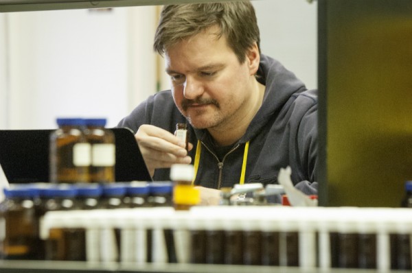 Um dos voluntários da pesquisa tenta descobrir qual dos frascos tem o cheiro diferente. (foto: Zach Veilleux / The Rockefeller University)