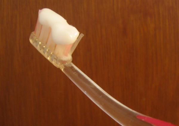 Apesar de muito útil na hora de limpar os dentes e protegê-los contra cáries, o flúor pode ser perigoso quando ingerido em excesso. (foto: henna lion / Flickr / <a href= http://creativecommons.org/licenses/by-nc/2.0/br>CC BY-NC 2.0</a>)