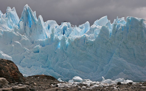 As geleiras se formam pelo contínuo acúmulo da neve, que não derrete durante o curto verão dos tempos glaciais. (foto: Danielle Pereira / Flickr / <a href=https://creativecommons.org/licenses/by/2.0>CC BY 2.0</a>)