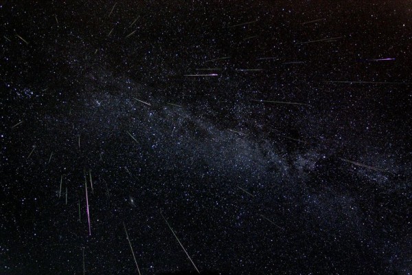 O fenômeno acontece todos os anos quando a Terra cruza a órbita do cometa <i> Swift-Tuttle </i>. (foto: Juan Manuel / Flickr / <a href= https://creativecommons.org/licenses/by-nc-sa/2.0/>CC BY-NC-SA 2.0</a>)