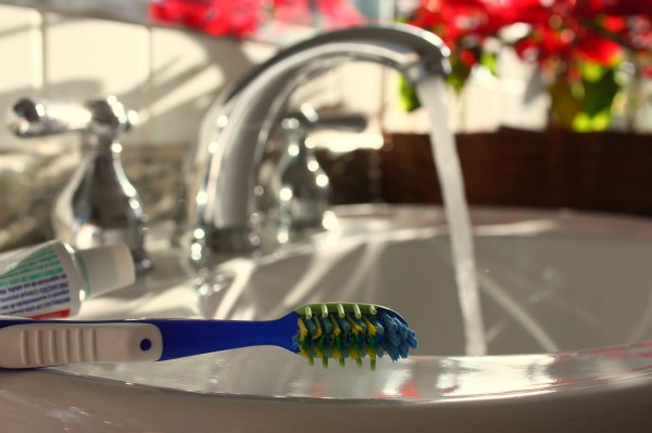 Você sabe o quanto de água desperdiça ao escovar os dentes por cinco minutos com a torneira aberta? (foto: Gabriel Rocha / Flickr / <a href=https://creativecommons.org/licenses/by/2.0/>CC BY 2.0</a>)