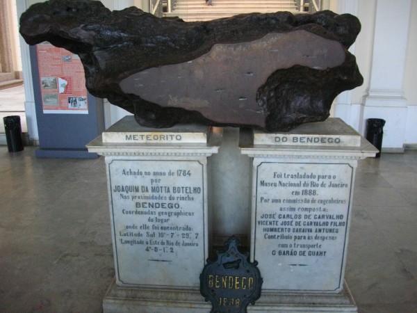 Encontrado no interior da Bahia em 1784, o Bendegó é um dos meteoritos guardados em museu. Hoje, ele pode ser visto no Museu Nacional, no Rio de Janeiro. (foto: Yusuke Kawasaki / Flickr / <a href=https://creativecommons.org/licenses/by/2.0/ >CC BY 2.0</a>)