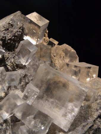 Este é um cristal do sal halita, o mesmo que utilizamos em nossas cozinhas para dar um bom sabor aos alimentos. (foto: Joanbanjo / Wikimedia Commons / <a href= http://creativecommons.org/licenses/by-sa/3.0/deed.en>CC BY-AS 3.0</a>)