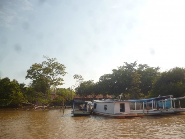 Quando pensamos na Amazônia, logo nos lembramos dos rios que passam por lá, mas a maior parte da água da região está embaixo da terra. (foto: Jonas Banhos / Flickr / <a href=https://creativecommons.org/licenses/by-nc-sa/2.0/> CC BY-NC-SA 2.0 </a>)