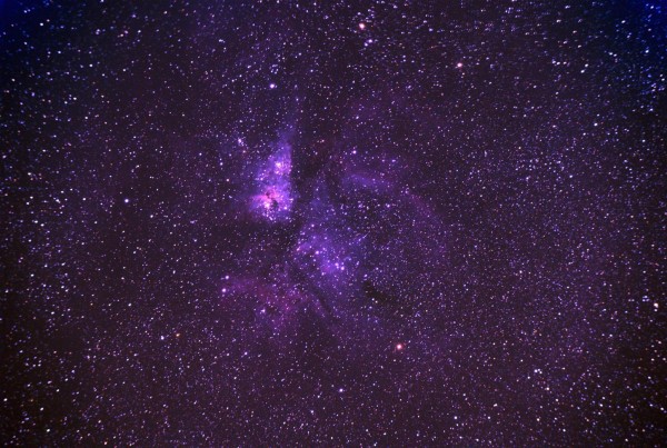 A emissão de luz de gás hélio pela Eta Carinae A fez com que os cientistas desconfiassem que a Eta Carinae B passava por dentro de sua companheira. (foto: Clem Brazil / Flickr / <a href= https://creativecommons.org/licenses/by/2.0/CC BY 2.0(/a>)