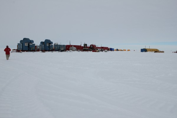 Ao olhar a imensidão de gelo que recobre a Antártica, é difícil imaginar espécies que sobrevivam em um lugar tão frio. (foto: Brent Christner)