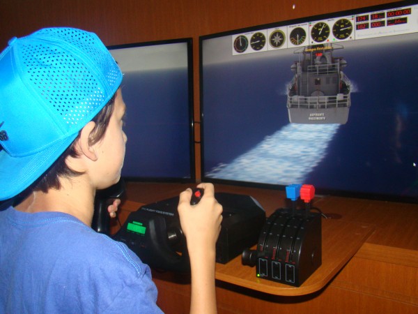 Comandante ao timão! Navegue um navio virtual no simulador do museu. (foto: Divulgação)