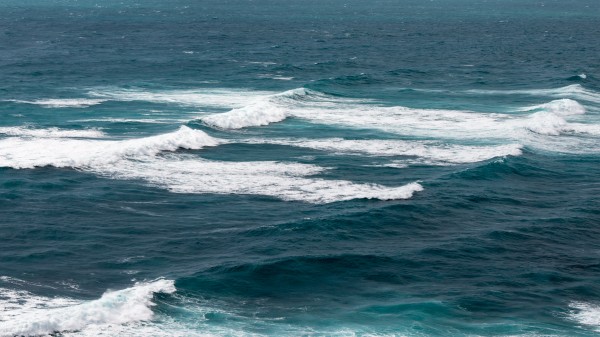 Olhando assim, o oceano parece limpo, mas esconde as cinco chamadas grandes manchas de lixo, constituídas de pequenas partículas de plástico quase impossíveis de serem vistas à olho nu. (foto: Stefan L / Flickr / <a href= https://creativecommons.org/licenses/by-nc-sa/2.0/>CC BY-NC-SA 2.0</a>)