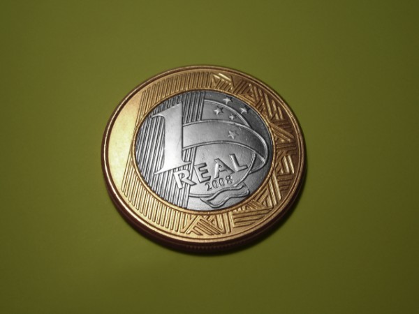 Essa é a moeda de um real, velha conhecida dos brasileiros. (foto: Viniloco / Flickr / <a href=https://creativecommons.org/licenses/by-nc/2.0/> CC BY-NC 2.0 </a>) 