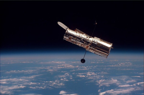 Por meio do telescópio Hubble, que fica lá no espaço na órbita da Terra, os cientistas identificaram do que é feita a atmosfera do HAT-P-11b. (foto: Nasa)