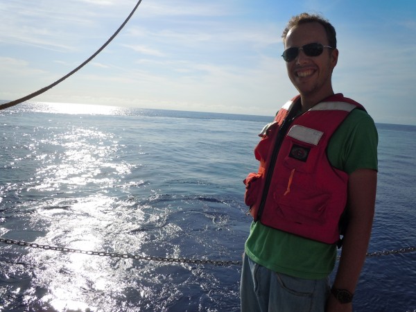 O biólogo Erik Van Sebille foi um dos responsáveis por rastrear quatro manchas de lixo no oceano. (foto: Erik Van Sebille / Universidade Nova Gales do Sul)