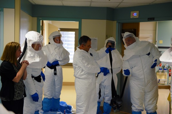 Para lidar com o ebola, os profissionais de saúde devem usar equipamentos que os deixem protegidos contra o contato com o vírus. (foto: Army Medicine / Flickr / <a href=https://creativecommons.org/licenses/by/2.0/> CC BY 2.0 </a>)