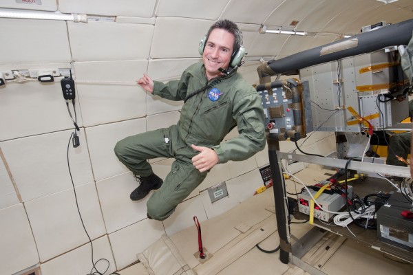 Em uma viagem espacial, a ausência de gravidade ocasiona o espaçamento das vértebras dos astronautas, o que pode causar dores fortes. (foto: (NASA Flight Opportunities / Flickr / <a href= http://creativecommons.org/licenses/by-nc/2.0/br/>CC BY-NC 2.0</a>)