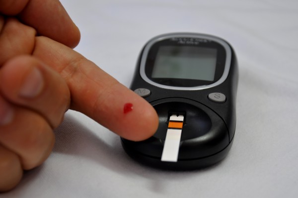 Para quem tem diabetes tipo 1, a rotina inclui uma pequena picada no dedo para monitorar os níveis de açúcar no sangue. (foto: Victor / Flickr / <a href= http://creativecommons.org/licenses/by/2.0/br/> CC BY 2.0</a>)