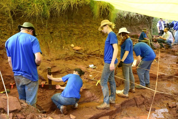 Pesquisadores escavam em Cruzeiro do Oeste, no Paraná, em busca de fósseis do pterossauro (foto: Paulo Manzig)