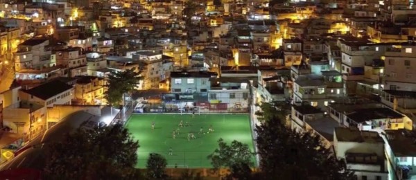 Campo de futebol no Morro da Mineira recebeu tecnologia inovadora que transforma a pisada dos jogadores em energia elétrica para acender a luz. (foto: Divulgação / Pavegen)