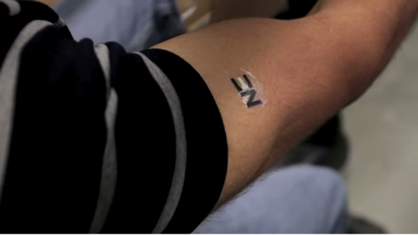 Essa tatuagem tem uma bateria embutida e aproveita o nosso suor para produzir eletricidade (foto: Reprodução YouTube / American Chemical Society)