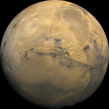 Você gostaria de trabalhar em Marte? A pesquisadora Nagim Cox trabalha! Ela é uma das responsáveis por controlar a sonda Curiosity no solo marciano! (foto: Nasa)