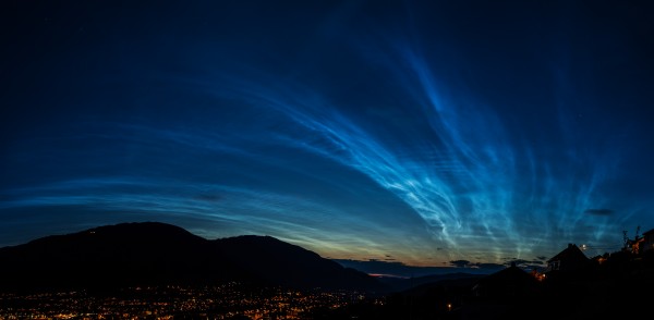 Nuvens que brilham durante a noite ainda são um mistério para os cientistas. (foto: Terje Nesthus / Flickr / <a href= https://creativecommons.org/licenses/by-nc-sa/2.0/> CC BY-NC-SA 2.0 </a>)
