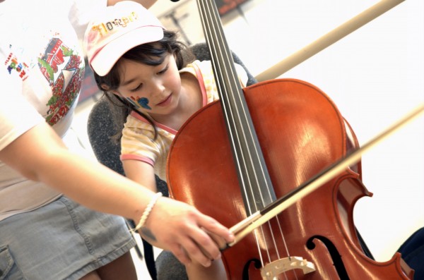 O exercício da percepção harmônica permite que as crianças tenham facilidade para aprender instrumentos, cantar e até compor músicas. (foto: Steve Snodgrass / Flickr / <a href= https://creativecommons.org/licenses/by/2.0/> CC BY 2.0 </a>)