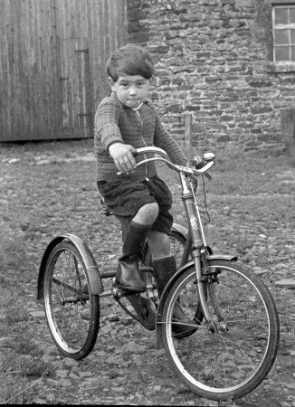 Este aí sou eu. Montado em minha nova bicicleta, mal sabia o que me aguardava em seguida. (foto: theirhistory / Flickr / <a href=https://creativecommons.org/licenses/by-nc-sa/2.0/> CC BY-NC-SA 2.0 </a>)