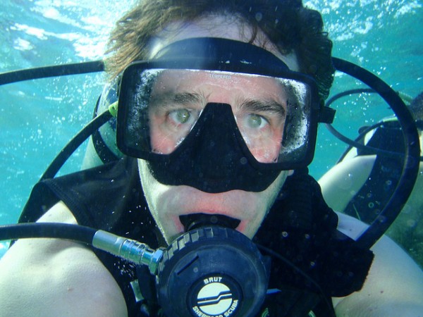 Com a ajuda do regulador, é possível respirar embaixo d’água. Mas com um detalhe: o mergulhador deve respirar apenas pela boca, e não pelo nariz. Além disso, o ar colocado dentro do cilindro é mais seco do que o ar que respiramos normalmente, o que pode incomodar a garganta. (foto: Heath Alseike / Flickr / <a https://creativecommons.org/licenses/by/2.0>CC BY 2.0</a>)