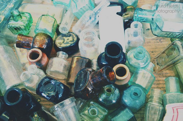 Na coleção, as garrafas de minha vida. Frascos de remédios, perfumes, garrafas de leite e de refrigerante... Um multicolorido mundo de vidro! (Foto: Laura Fields / Flickr / <a href=https://creativecommons.org/licenses/by-sa/2.0>CC BY-SA 2.0</a>)