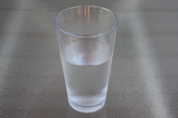 Nem sempre a água transparente e cristalina é própria para beber. (foto: Carol VanHook / Flickr / <a href=https://creativecommons.org/licenses/by-nc-sa/2.0/>CC BY-NC-SA 2.0</a>)