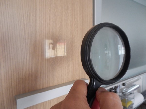 Uma lente convergente (ou lente de aumento), colocada a uma distância adequada, projeta numa parede uma imagem da paisagem vista da janela. De forma semelhante, o olho projeta uma imagem do que está à nossa frente na retina. (foto: Beto Pimentel)