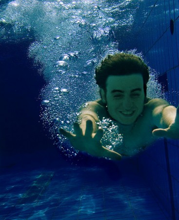 Ao mergulhar numa piscina de olhos abertos, você já deve ter reparado como é difícil enxergar debaixo d’água. (foto: Bruno Bernardes / Flickr / <a href=https://creativecommons.org/licenses/by-nc-nd/2.0>CC BY-NC-ND 2.0</a>)