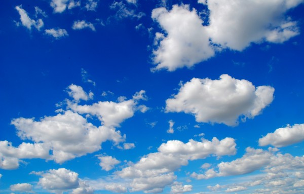 Você pode apreciar a beleza de um céu azul quase todos os dias, mas já parou para pensar por que ele tem essa cor? (foto: Tony Hammond / Flickr / <a href=http://creativecommons.org/licenses/by-nc-sa/2.0>CC BY-NC-SA 2.0</a>)