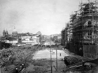 Obras para a construção da Avenida Central em 1905. (foto: Augusto Malta, Arquivo Histórico, Museu da República)