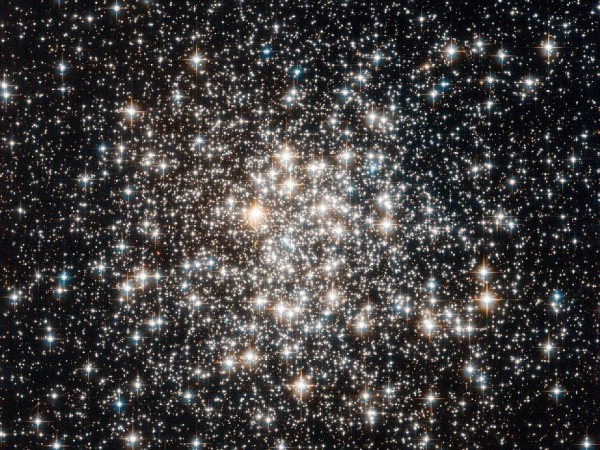 Existem estrelas de tamanhos muito variados. A quantidade de massa e a temperatura de cada estrela determinam o seu tamanho e a sua cor. (foto: ESA/Nasa)
