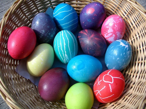 No domingo de Páscoa havia uma grande ansiedade. No quintal de minha avó Dedé estavam as guloseimas mais desejadas – os ovos coloridos de chocolate. (foto: RichardBH / Flickr / <a href=https://creativecommons.org/licenses/by/2.0>CC BY 2.0</a>)