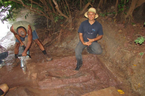 Ao final, o prêmio: descobrir o que ainda é desconhecido para a ciência. Veja esta grande costela de um dinossauro encontrada após a análise da geologia do rio Itapecuru, no estado do Maranhão. (foto: Manuel Alfredo Medeiros)