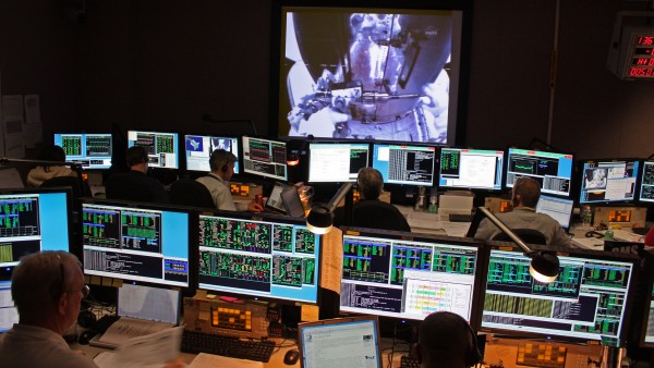 Centro de controle na terra acompanha missão de reparo no telescópio Hubble. (Foto: Nasa Goddard Space Flight Center)