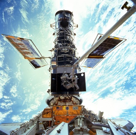 Astronautas fotografados durante missão de reparo no telescópio Hubble. (Foto: NASA's Marshall Space Flight Center)