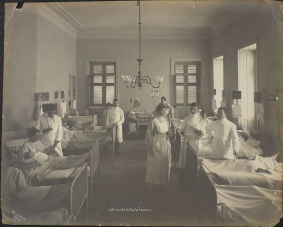 Sala de parturientes da Maternidade de Laranjeiras, 1903. (foto: Augusto Malta / Acervo Museu da Imagem e do Som – RJ)