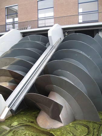 Parafuso de Arquimedes moderno, usado para drenar áreas de plantio alagadas nos Países Baixos. (foto: M.A. Wijngaarden / Wikimedia Commons / <a href=http://creativecommons.org/licenses/by-sa/2.5/deed.en>CC BY-SA 2.5</a>)
