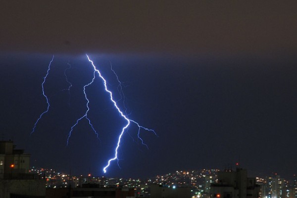 Em uma noite de tempestade, os raios encantam ou assustam você? (foto: Conrado Tramontini / Flickr / <a href=https://creativecommons.org/licenses/by-nc/2.0>CC BY-NC 2.0</a>)