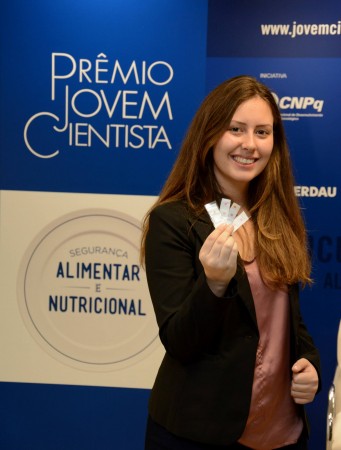 Joana Meneguzzo Pasquali, vencedora do Prêmio Jovem Cientista na categoria estudante de ensino médio, apresenta o seu Detectox. O dispositivo é capaz de identificar a presença de produtos tóxicos no leite. (foto: divulgação / Prêmio Jovem Cientista)