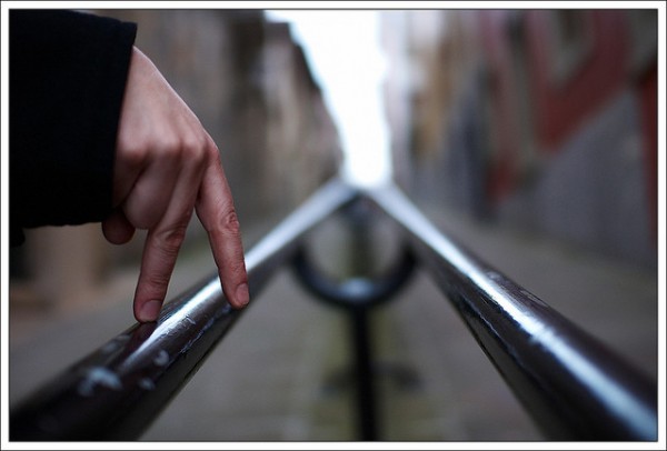 O dedo indicador de uma pessoa adulta tem aproximadamente um decímetro de comprimento, bem como a altura média de um beija-flor. (foto: Martin P. Szymczak / Flickr / <a href=https://creativecommons.org/licenses/by-nc-nd/2.0>CC BY-NC-ND 2.0</a>)