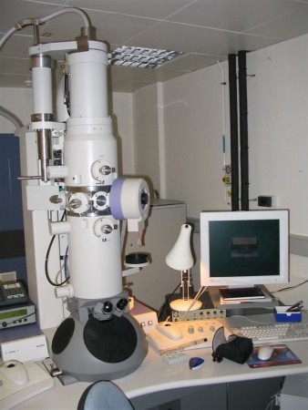 Para enxergar as coisas muitíssimo pequenas, nem os microscópios tradicionais dão jeito. A solução é usar microscópios eletrônicos. (foto: David J Morgan / Wikimedia Commons / <a href=http://creativecommons.org/licenses/by-sa/2.0>CC BY-SA 2.0</a>)