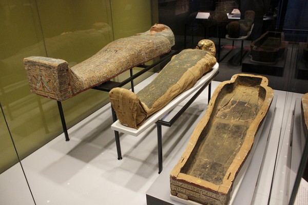 Há milhares de múmias egípcias espalhadas museus do mundo inteiro. A prática de mumificação no Egito prevaleceu durante diversas épocas, desde antes de 5.000 atrás até o século 1. (foto: Tim Sneddon / Flickr / <a href=https://creativecommons.org/licenses/by-sa/2.0>CC BY-SA 2.0</a>)