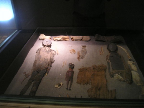 As múmias Chinchorro, encontradas no deserto do Atacama, no Chile, são as mais antigas múmias artificiais já conhecidas. Elas datam de 9.000 anos atrás. (foto: Heretiq / Wikimedia Commons / <a href=https://creativecommons.org/licenses/by-sa/2.5/deed.en>CC BY-SA 2.5</a>)