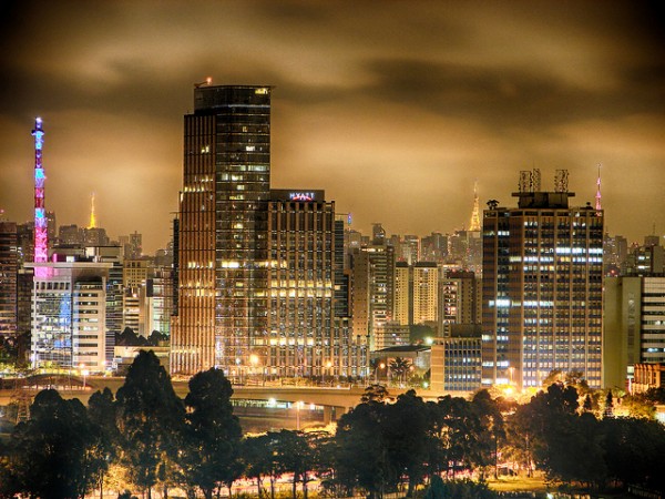 Nas grandes cidades, como São Paulo, a iluminação artificial é um convite para ficar acordado até mais tarde. (foto: Diego Torres Silvestre / Flickr / <a href=https://creativecommons.org/licenses/by/2.0>CC BY 2.0</a>)