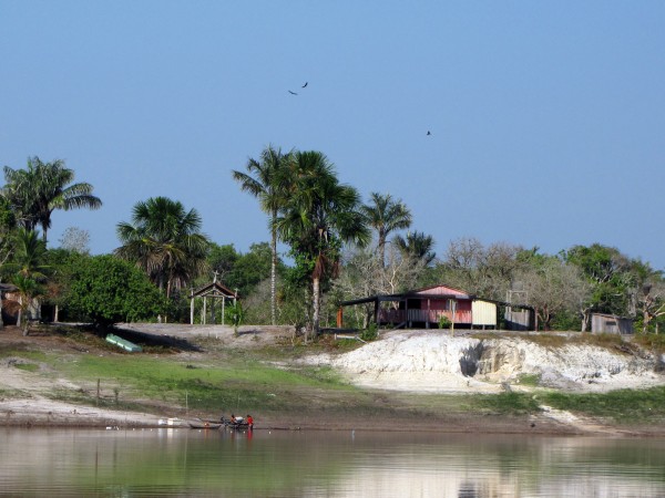 Casa e quintal na beira do rio Urubu. A região possui diversas áreas com terras pretas de índio. (foto: Katja Schulz / Flickr / <a href=https://creativecommons.org/licenses/by-nc/2.0>CC BY-NC 2.0</a>)