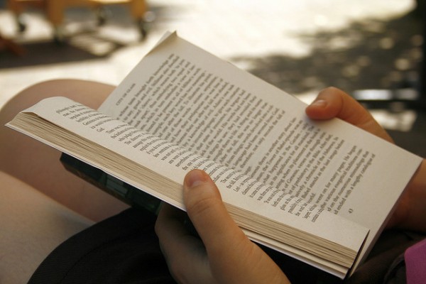 A leitura de um livro médio toma aproximadamente dez horas. (foto: Jean-Etienne Minh-Duy Poirrier / Flickr / <a href=https://creativecommons.org/licenses/by-sa/2.0>CC BY-SA 2.0</a>)