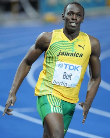O jamaicano Usain Bolt já foi diversas vezes campeão olímpico e quebrou recordes mundiais na corrida dos 100 metros rasos. Ele conseguiu percorrer a distância em 9,72 segundos! (foto: Erik van Leeuwen / Wikimedia Commons / <a href=https://commons.wikimedia.org/wiki/Commons:GNU_Free_Documentation_License,_version_1.2>GFDL</a>)