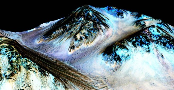 Áreas montanhosas de Marte têm linhas que aparecem no verão e desaparecem no inverno marciano: para cientistas, são riachos de água salgada escorrendo (foto: Nasa/JPL/Universidade do Arizona)